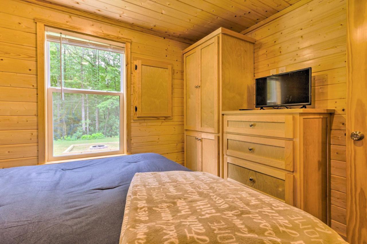 Quaint Mtn Cabin Tiny Living Near Big Adventure Бревард Экстерьер фото