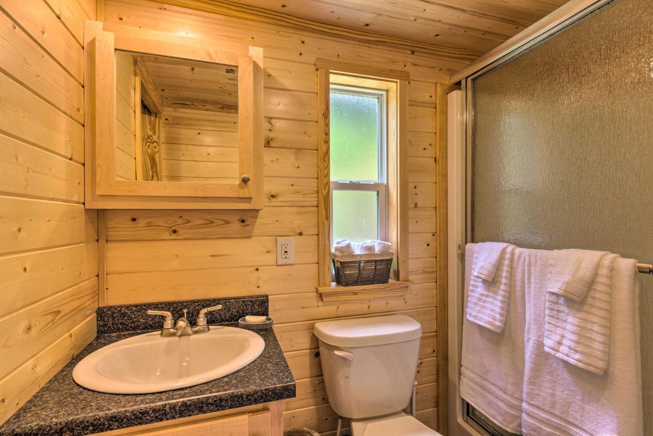 Quaint Mtn Cabin Tiny Living Near Big Adventure Бревард Экстерьер фото