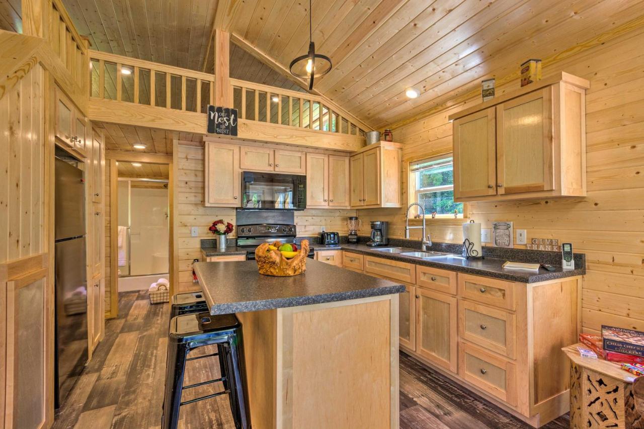 Quaint Mtn Cabin Tiny Living Near Big Adventure Бревард Экстерьер фото