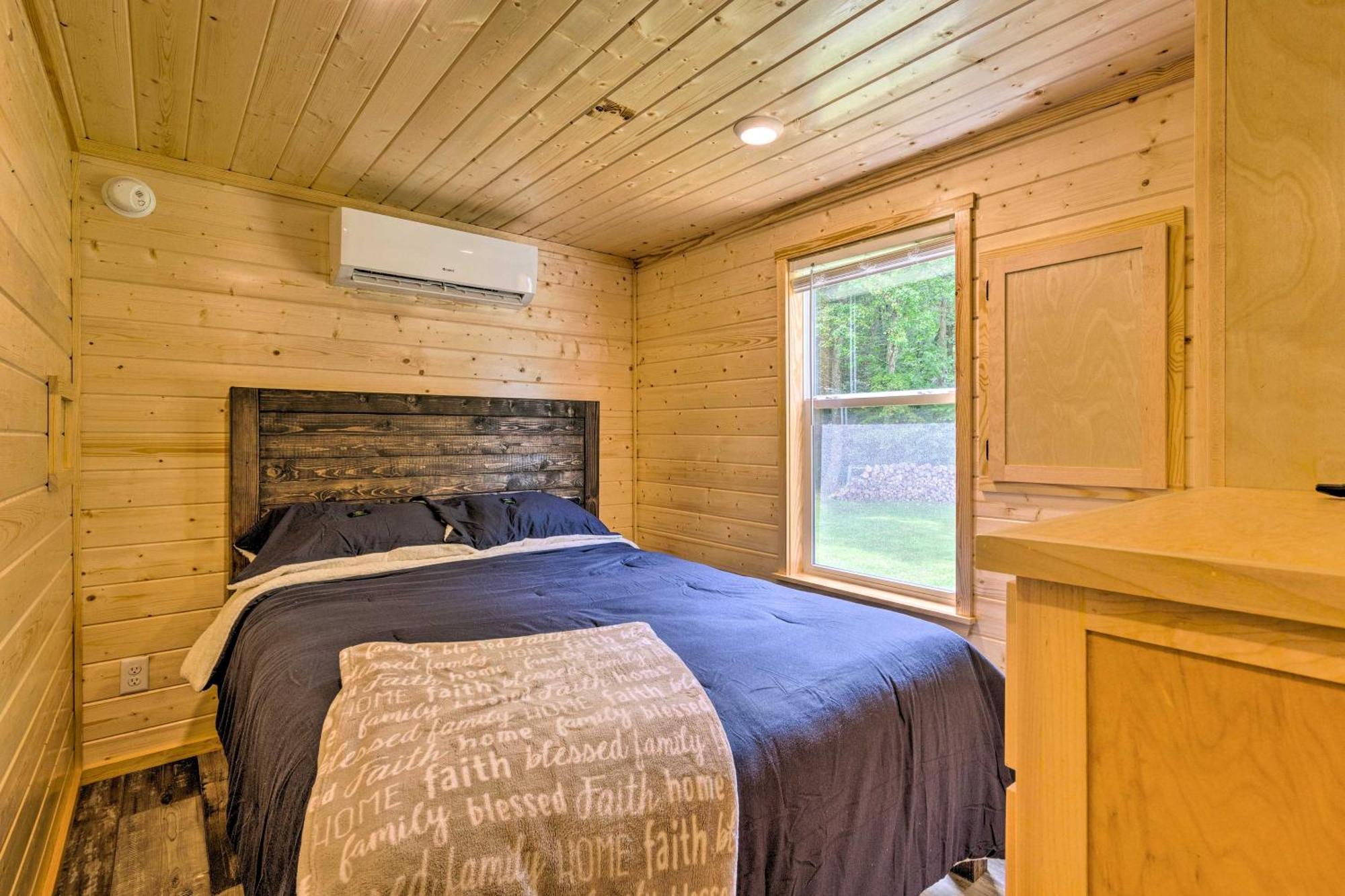 Quaint Mtn Cabin Tiny Living Near Big Adventure Бревард Экстерьер фото