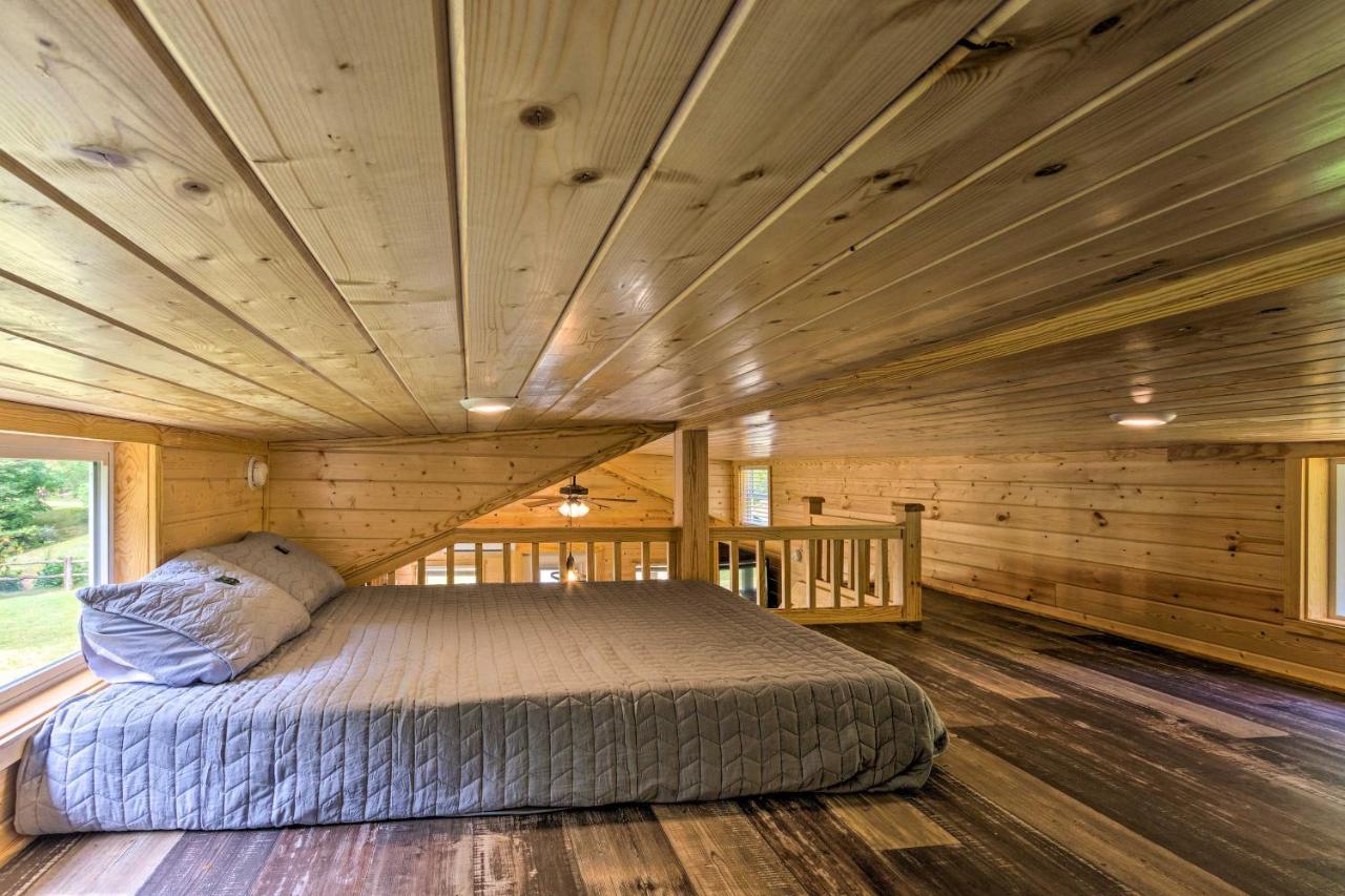 Quaint Mtn Cabin Tiny Living Near Big Adventure Бревард Экстерьер фото